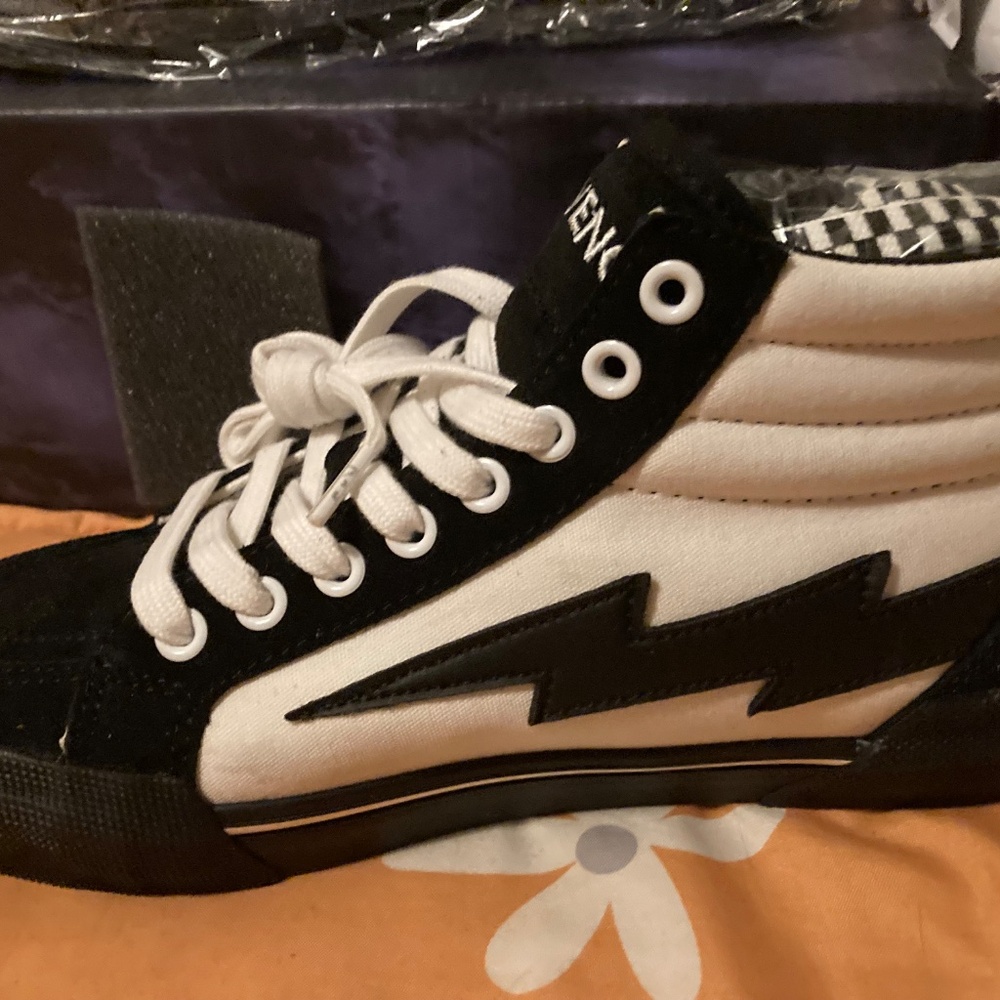men’s tennis shoes hi top Revenge Storm size 5 lightning bolt